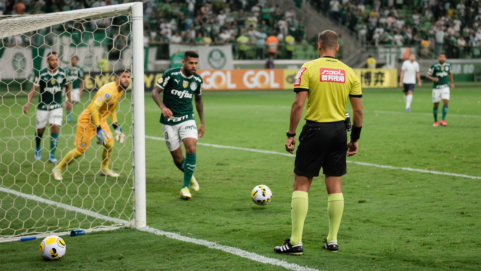 从裁判视角解析弗鲁米嫩塞任意球破门，精彩绝伦！