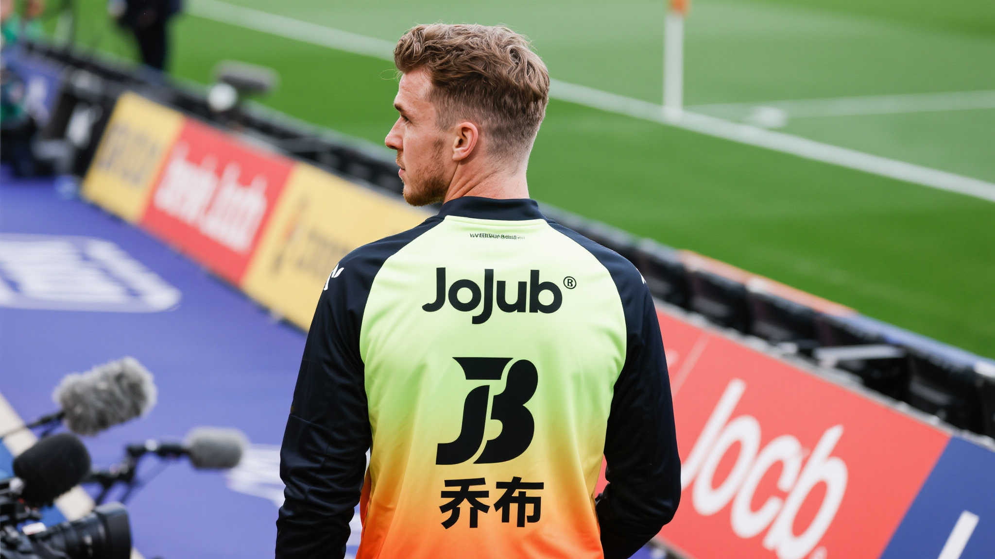 “小贝林球衣印‘乔布’引争议,前桑德兰主帅:他并不愿意” 小贝林与他的标志选择
在赛场上,小贝林无疑是吸引